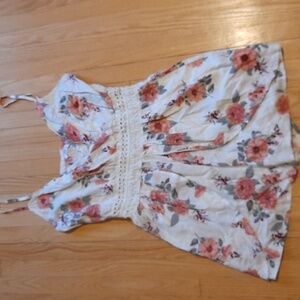 🦚3/$15🦚Light Floral Romper Size M